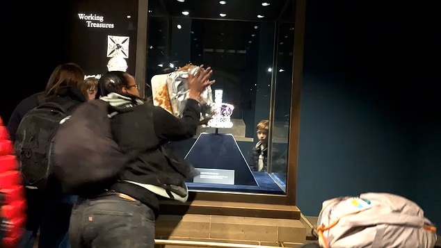 Patru persoane au fost arestate după ce au vandalizat vitrina Bijuteriilor Coroanei