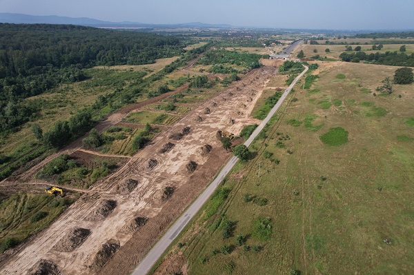 Se lucrează la decopertarea terenului și la drenarea apelor, pe ”lotul cu tuneluri” de pe autostrada A1 Lugoj – Deva