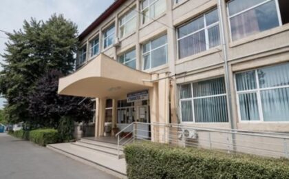 Eleva de 14 ani din Timișoara a înghițit mai multe pastile după ce a fost surprinsă de mama ei fumând în toaleta școlii