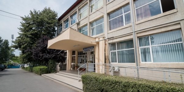 Eleva de 14 ani din Timișoara a înghițit mai multe pastile după ce a fost surprinsă de mama ei fumând în toaleta școlii