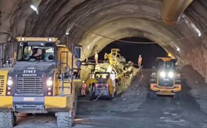 VIDEO! Pe șantierul autostrăzii A1 Margina – Holdea se lucrează non-stop, cu 800 de muncitori și peste 200 de utilaje!