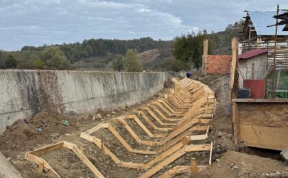 Lucrările la sistemul de evacuare a apei din incinta îndiguită Remetea Pogănici au ajuns la un stadiu de 45 la sută