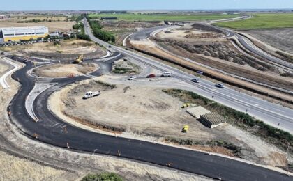 Stadiul lucrărilor la drumul de legătură DN 69 – A1 este, la început de lună august, de 82%, transmite Direcția Regională de Drumuri și Poduri Timișoara (DRDP Timișoara)