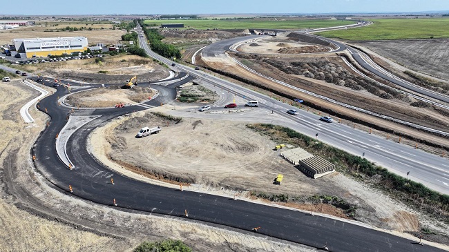 Stadiul lucrărilor la drumul de legătură DN 69 – A1 este, la început de lună august, de 82%, transmite Direcția Regională de Drumuri și Poduri Timișoara (DRDP Timișoara)