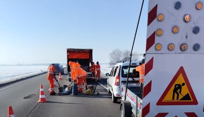 Atenţie! Lucrări pe mai multe drumuri afectate de traficul greu şi variaţiile de temperatură