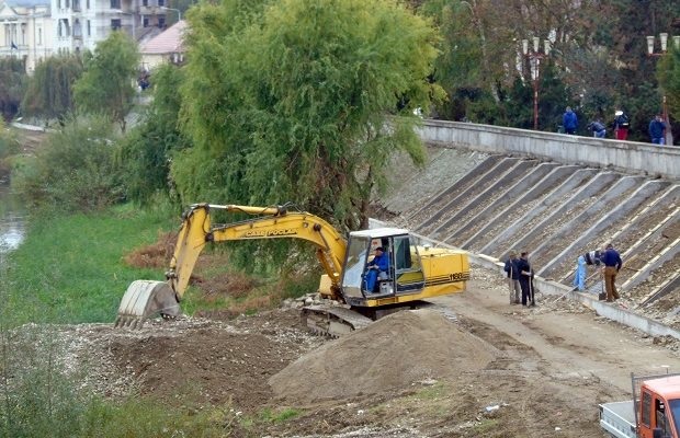 Se vor consolida malurile Timișului între Lugoj și frontiera cu Serbia