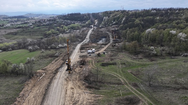 700 de muncitori cu 300 de utilaje lucrează non-stop pe șantierul lotului 2 al autostrăzii A1 Lugoj - Deva, între Margina și Holdea 2 lucrari margina holdea1