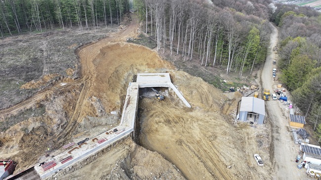 700 de muncitori cu 300 de utilaje lucrează non-stop pe șantierul lotului 2 al autostrăzii A1 Lugoj - Deva, între Margina și Holdea 3 lucrari margina holdea2