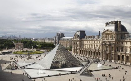Rețea de traficanți care vindea bilete în fața muzeului Luvru din Paris, destructurată. 14 persoane au fost arestate