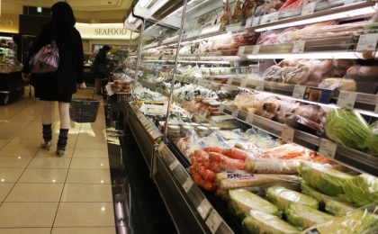 Alimentele se ieftinesc în toată lumea, dar producătorii români vor să ridice prețurile. Motivul invocat de micii comercianți