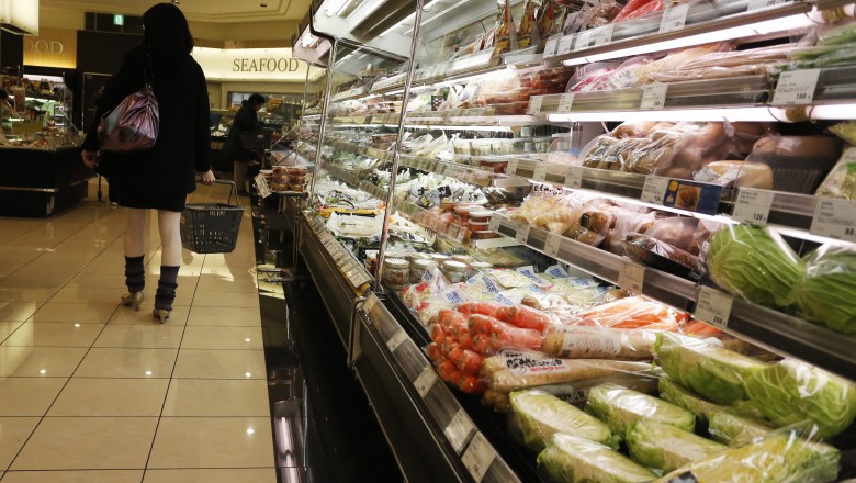 Alimentele se ieftinesc în toată lumea, dar producătorii români vor să ridice prețurile. Motivul invocat de micii comercianți