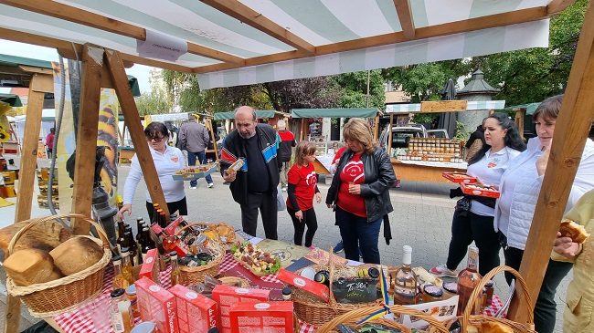 Gospodinele din Deta au promovat produsele locale și tradițiile din Banat la Festivalul ”Magia Toamnei” din Vârșeț