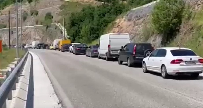 Românii se topesc la intrarea în Grecia. Coadă de mașini de 7 kilometri în vama de la Makaza