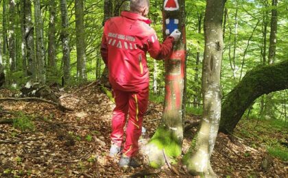 Se refac marcajele turistice în Munții Țarcu