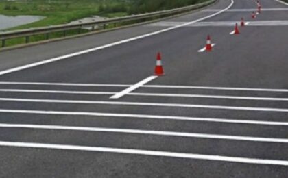 CNAIR și administratorii drumurilor sunt obligați să aplice marcaje rutiere rezonatoare la intrarea în localități, la trecerile de pietoni și de cale ferată
