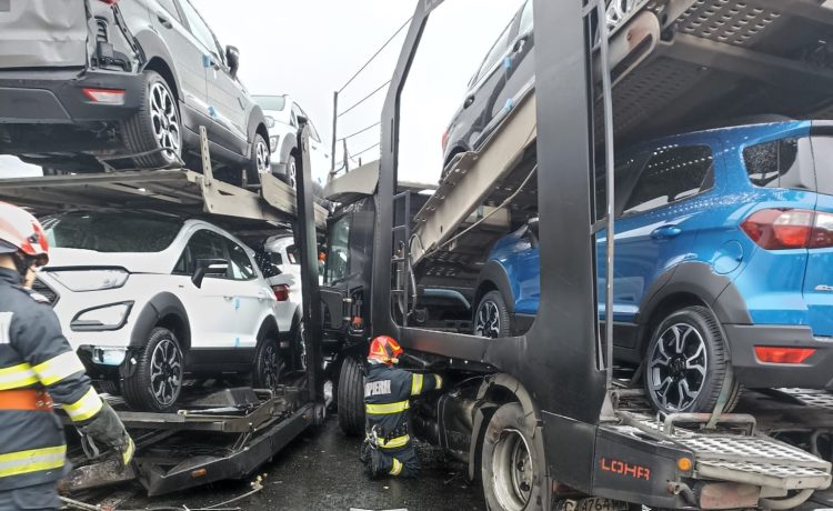 Două autocamioane care transportau mașini s-au ciocnit în vestul țării