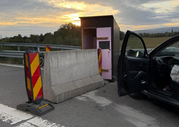 Băiețel în vârstă de 4 ani, rănit grav la Margina. Șoferul a intrat cu mașina în parapeții din beton 2 Băiețel în vârstă de 4 ani, rănit grav la Margina. Șoferul a intrat cu mașina în parapeții din beton