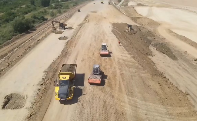 Video! 800 de muncitori și 200 de utilaje lucrează pe șantierul lotului 2 - Margina-Holdea - al autostrăzii Lugoj – Deva! 1 Video! 800 de muncitori și 200 de utilaje lucrează pe șantierul lotului 2 - Margina-Holdea - al autostrăzii Lugoj – Deva!