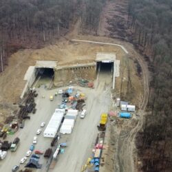 Se trage tare! 800 de muncitori și 200 de utilaje, la tunelurile de pe șantierul A1 Margina – Holdea (foto)