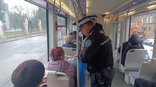 Polițiștii locali au dăruit mărțișoare doamnelor și domnișoarelor în mijloacele de transport, în piețe, în zona Cetate și în trafic! (foto)