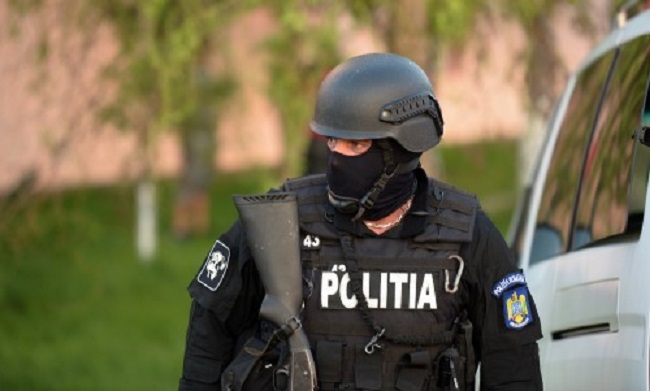 Opt suspecţi arestaţi într-un dosar de trafic de droguri. Bani, armament şi maşini de lux, descoperite de poliţiştii