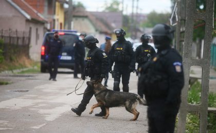 Bătăi și amenințări într-o comună din Bihor. Opt bărbați au fost reținuți