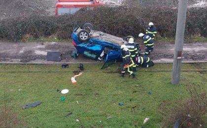 Accident spectaculos în vestul țării, mașină răsturnată de pe pod