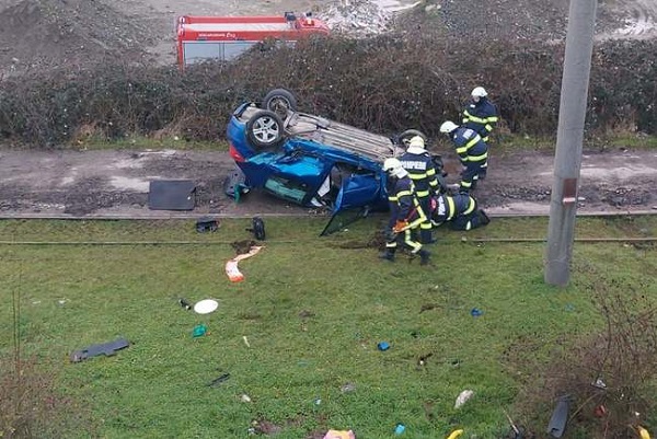 Accident spectaculos în vestul țării, mașină răsturnată de pe pod