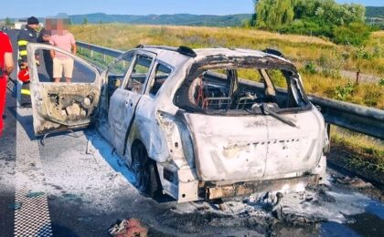 Mașină mistuită de flăcări pe autostrada A1 Deva - Nădlac