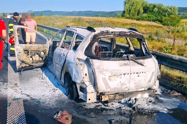 Mașină mistuită de flăcări pe autostrada A1 Deva - Nădlac