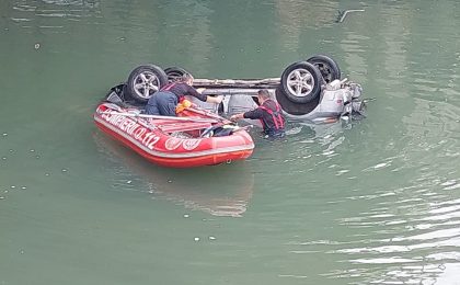 Un tânăr băut a plonjat cu maşina în râu, în Timiş