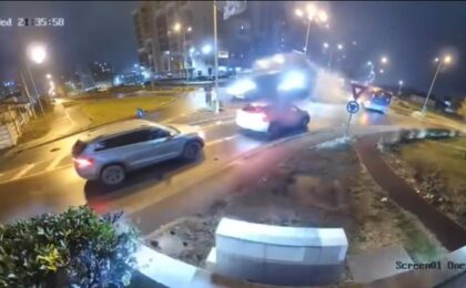 Imagini incredibile! Un șofer a zburat ca o rachetă peste un sens giratoriu și două mașini (video)