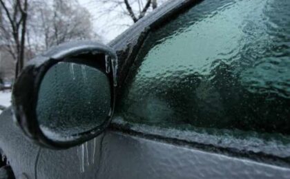 Șosete vechi în loc de produse de dezghețare pentru mașini. Trucul simplu care funcționează