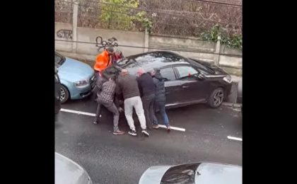Ca-n filme! Mașină mutată cu brațele la Timișoara, după ce șoferul a blocat strada