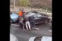 Ca-n filme! Mașină mutată cu brațele la Timișoara, după ce șoferul a blocat strada