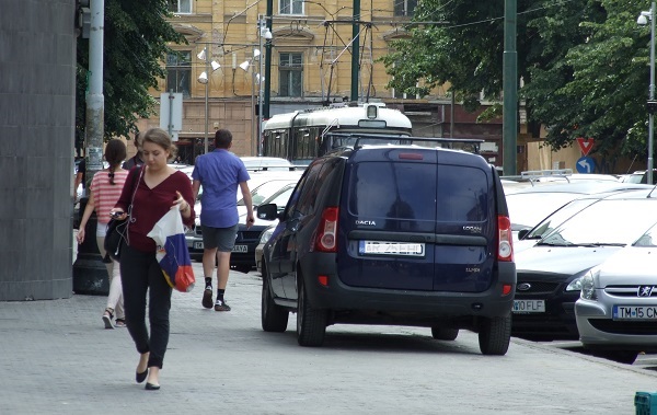E oficial! Poliția va putea ridica mașinile parcate neregulamentar pe trotuar