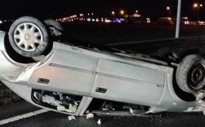 Mașină răsturnată pe autostradă, în vestul țării (foto)