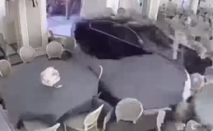Un turist a intrat cu maşina într-un restaurant din Băile Herculane, din greșeală