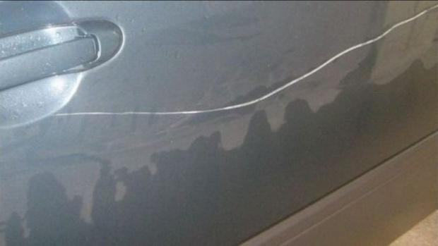 Act de vandalism. Un timișean a fost prins în timp ce zgâria zeci de maşini fiindcă încurcau circulaţia