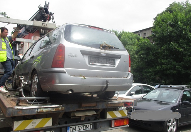 Peste 600 de locuri de parcare din Timişoara, eliberate de autovehicule abandonate, în urma acțiunilor polițiștilor locali