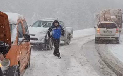 Patru mașini în care se aflau 12 persoane au rămas înzăpezite pe Transalpina