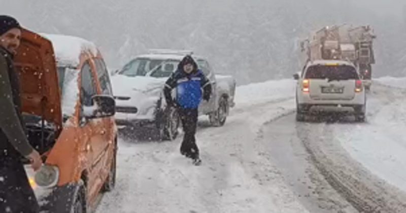 Patru mașini în care se aflau 12 persoane au rămas înzăpezite pe Transalpina