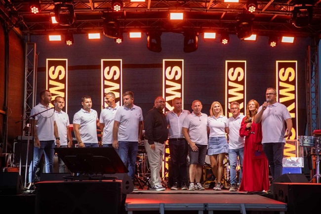 Fermieri din toată țara s-au reunit la ferma Maxagro din Birda 4 Spațiul imens al fermei Maxagro din Birda a găzduit un eveniment special organizat de firma KWS în colaborare cu reprezentanții companiilor Maxagro și TimacAgro.