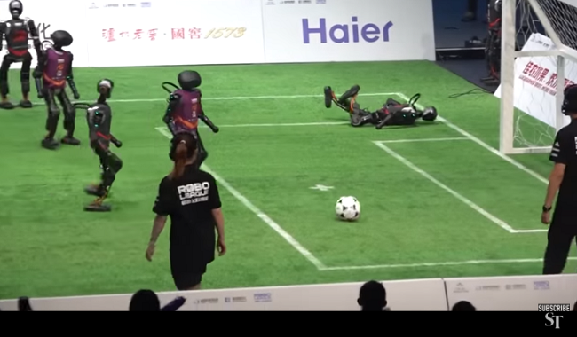 Inteligența Artificială a intrat pe teren. Roboții umanoizi au jucat fotbal într-un meci demonstrativ în China (video) 1 Inteligența Artificială a intrat pe teren. Roboții umanoizi au jucat fotbal într-un meci demonstrativ în China