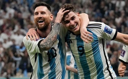 Alvarez cu două goluri și Messi cu două assisturi și un gol duc Argentina în finala Cupei Mondiale