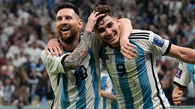 Alvarez cu două goluri și Messi cu două assisturi și un gol duc Argentina în finala Cupei Mondiale