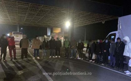 26 de migranți ascunși într-o utilitară care transporta piese auto, depistați în vama Nădlac II