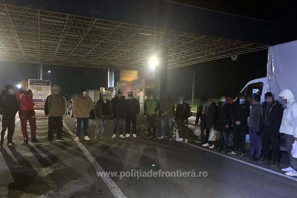 26 de migranți ascunși într-o utilitară care transporta piese auto, depistați în vama Nădlac II
