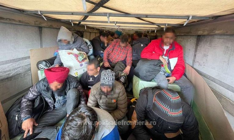 59 de migranți au încercat să treacă granița ascunși în două TIR-uri