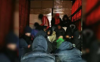 Peste 100 de migranți găsiți ascunși în două camioane la Vama Nădlac